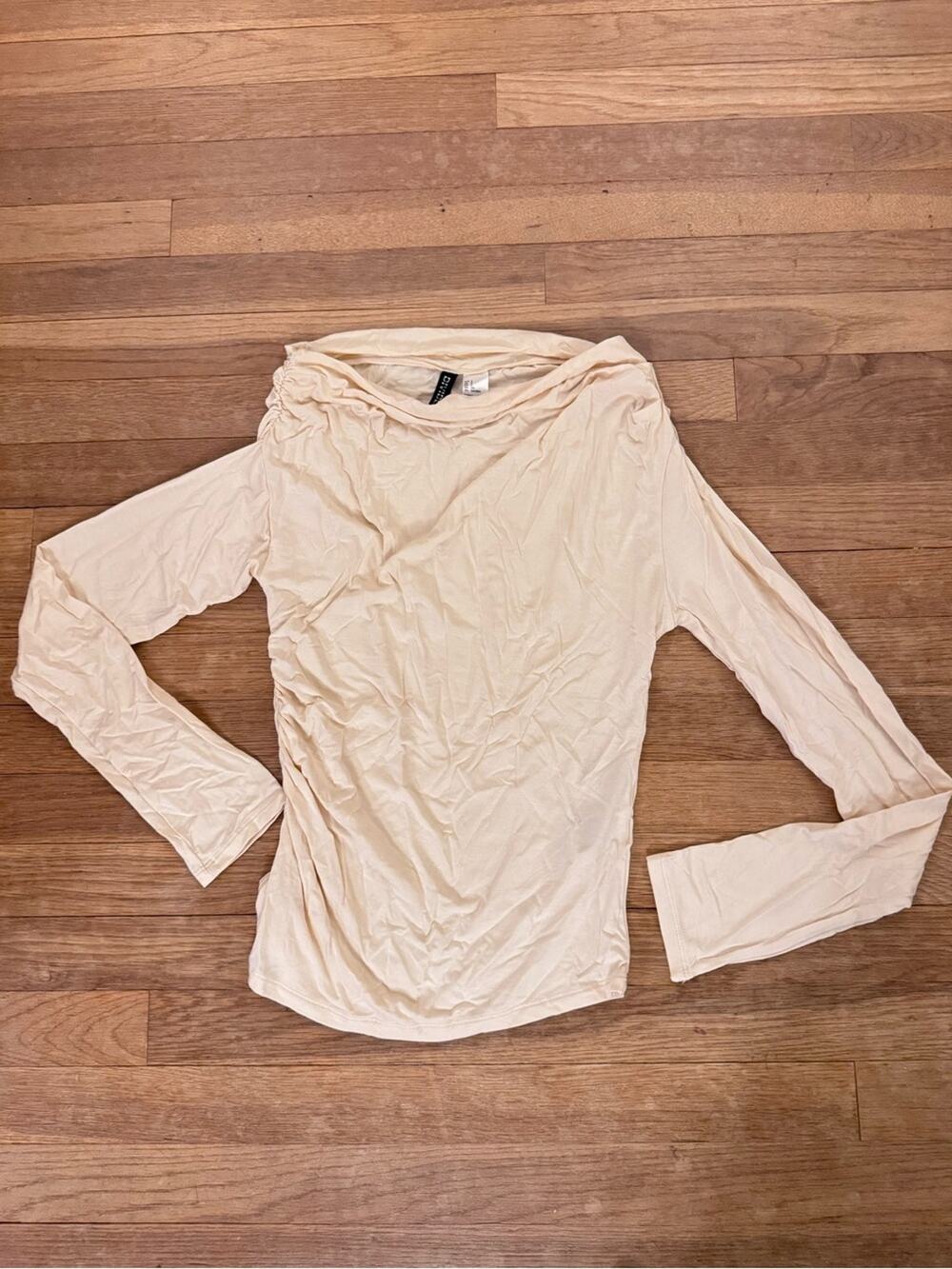 H&M Divided Women's Cream Long Sleeve Ruched Top - Size S
 b59